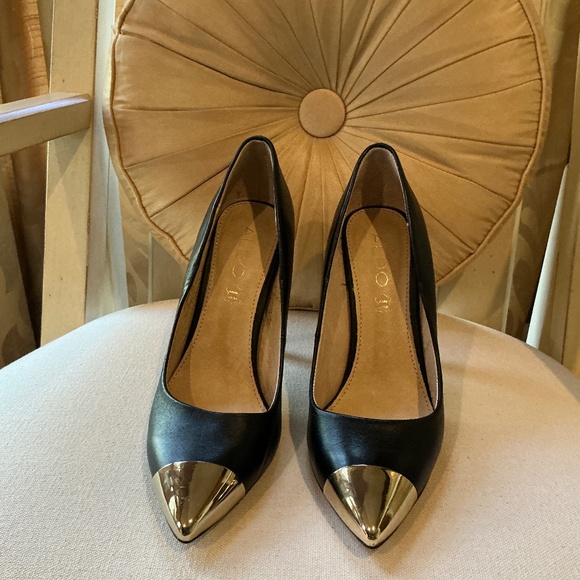 ALDO Black Genuine Leather with Gold Toe 4” Heels - Size 7 - Picture 4 of 7